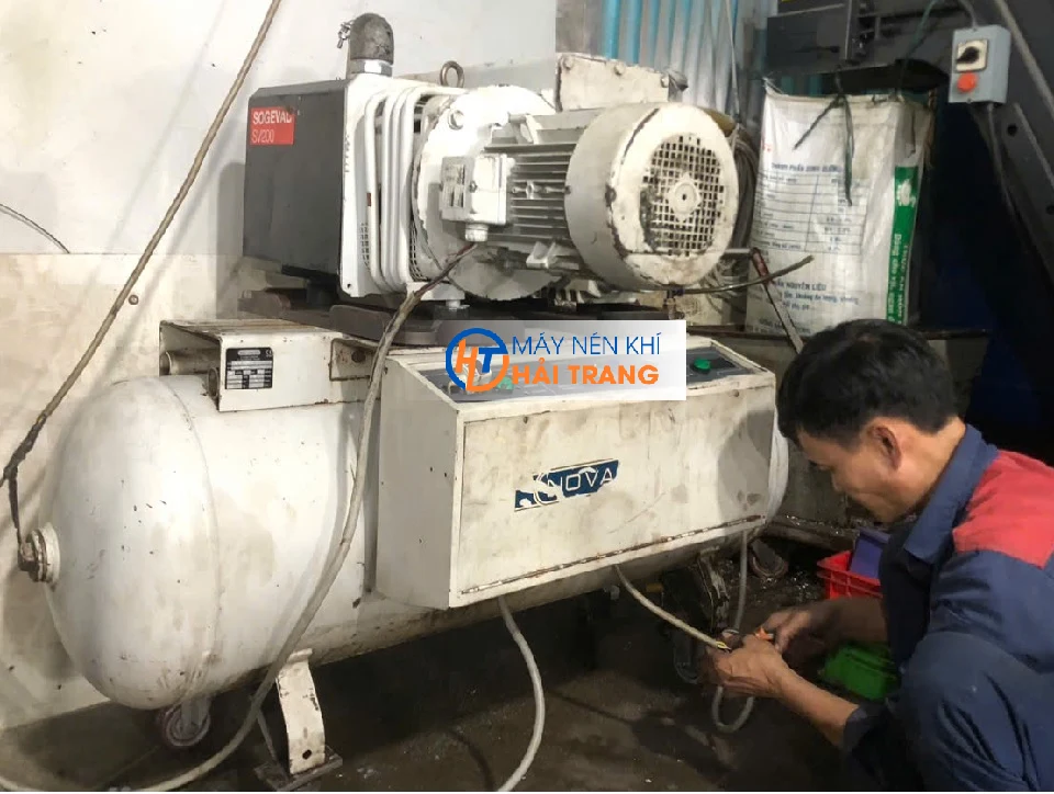 sua-bom-hut-chan-khong